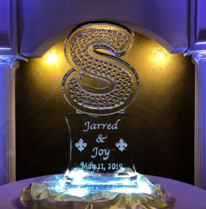 S initial wedding ice sculpture with names and bubble detailing